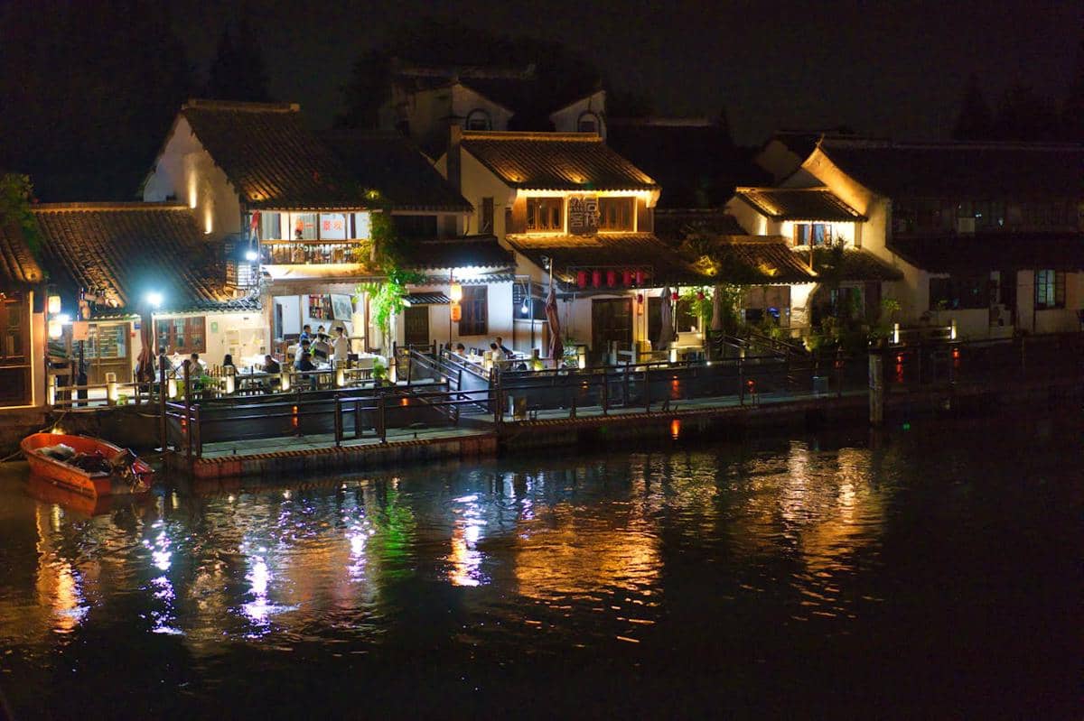 Ilustrasi kafe di pinggir sungai