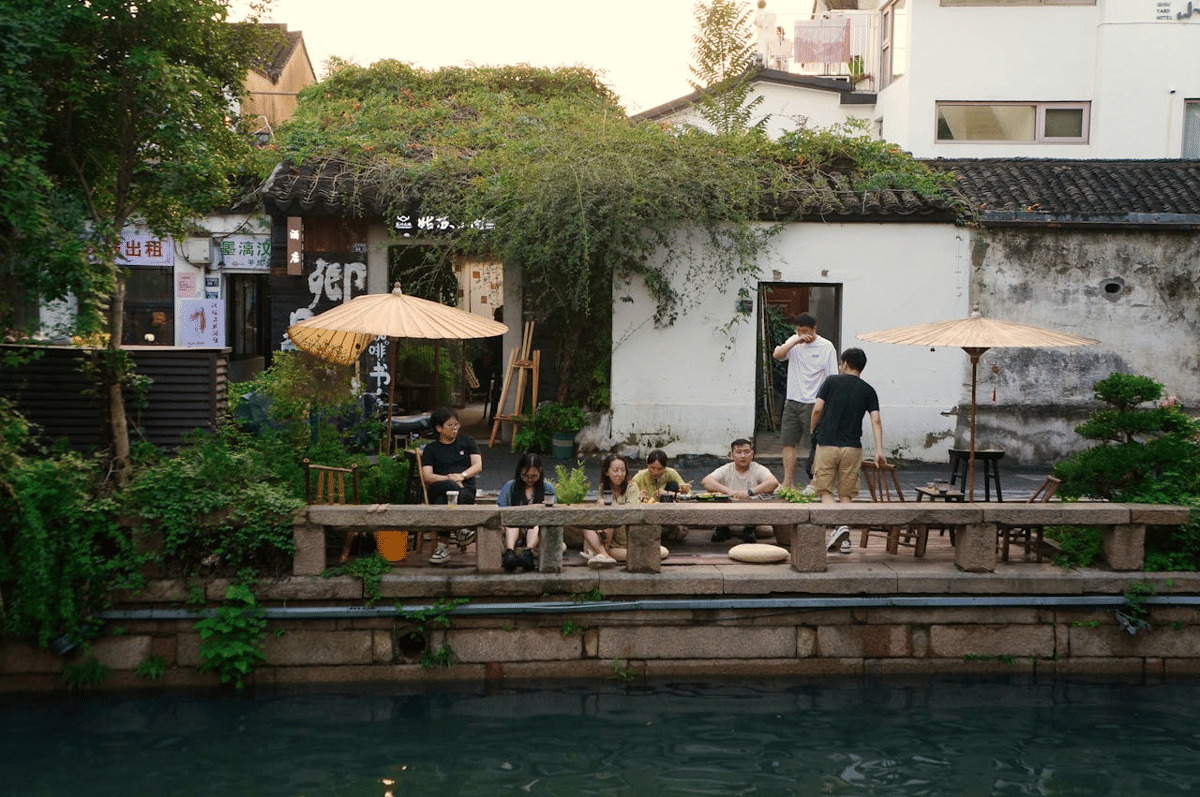 Ilustrasi nongkrong di kafe pinggir sungai