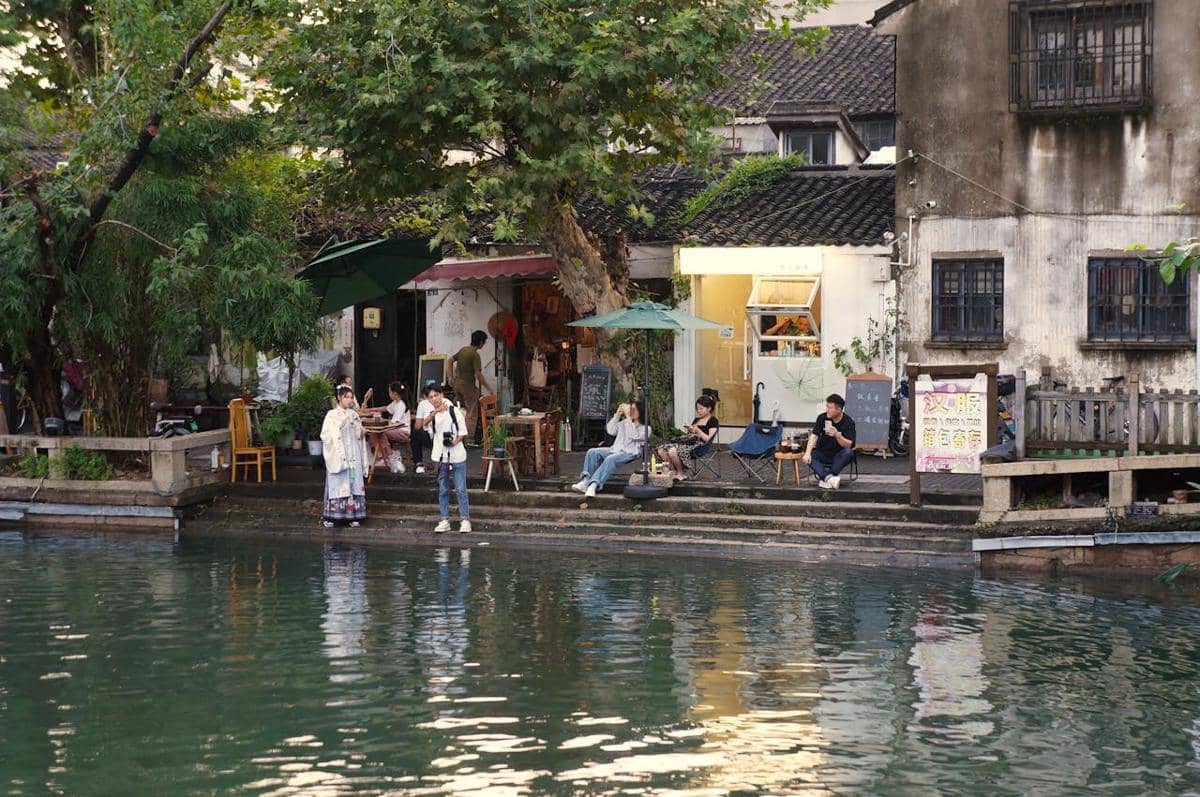 Ilustrasi nongkrong di kafe pinggir sungai