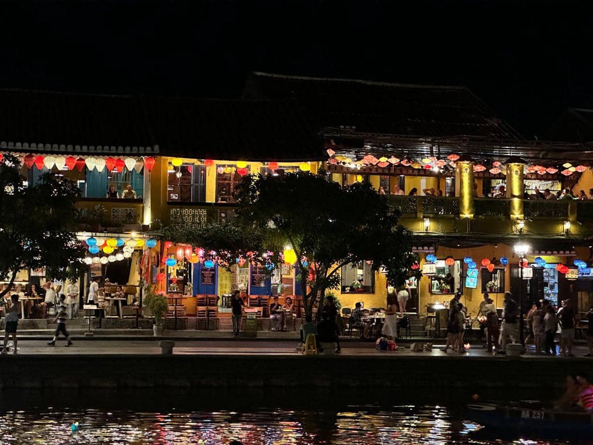 Ilustrasi kafe di pinggir sungai