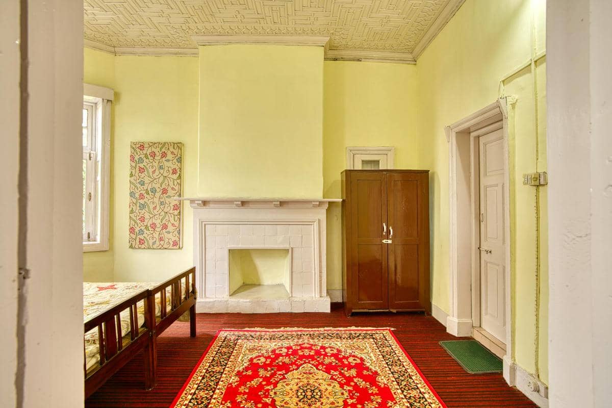 ilustrasi ruangan dengan warna kuning pastel