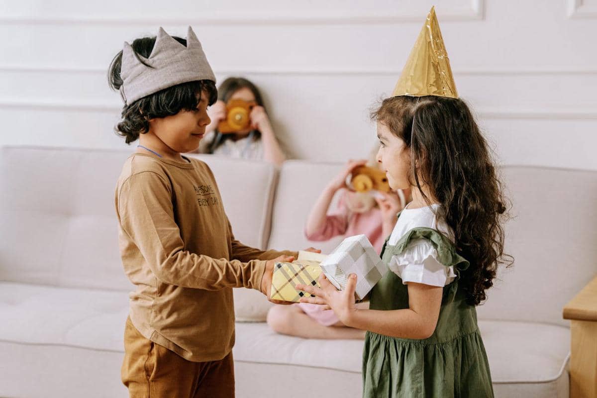 8 Cara Mengajarkan Anak agar Tidak Pelit dan Senang Berbagi