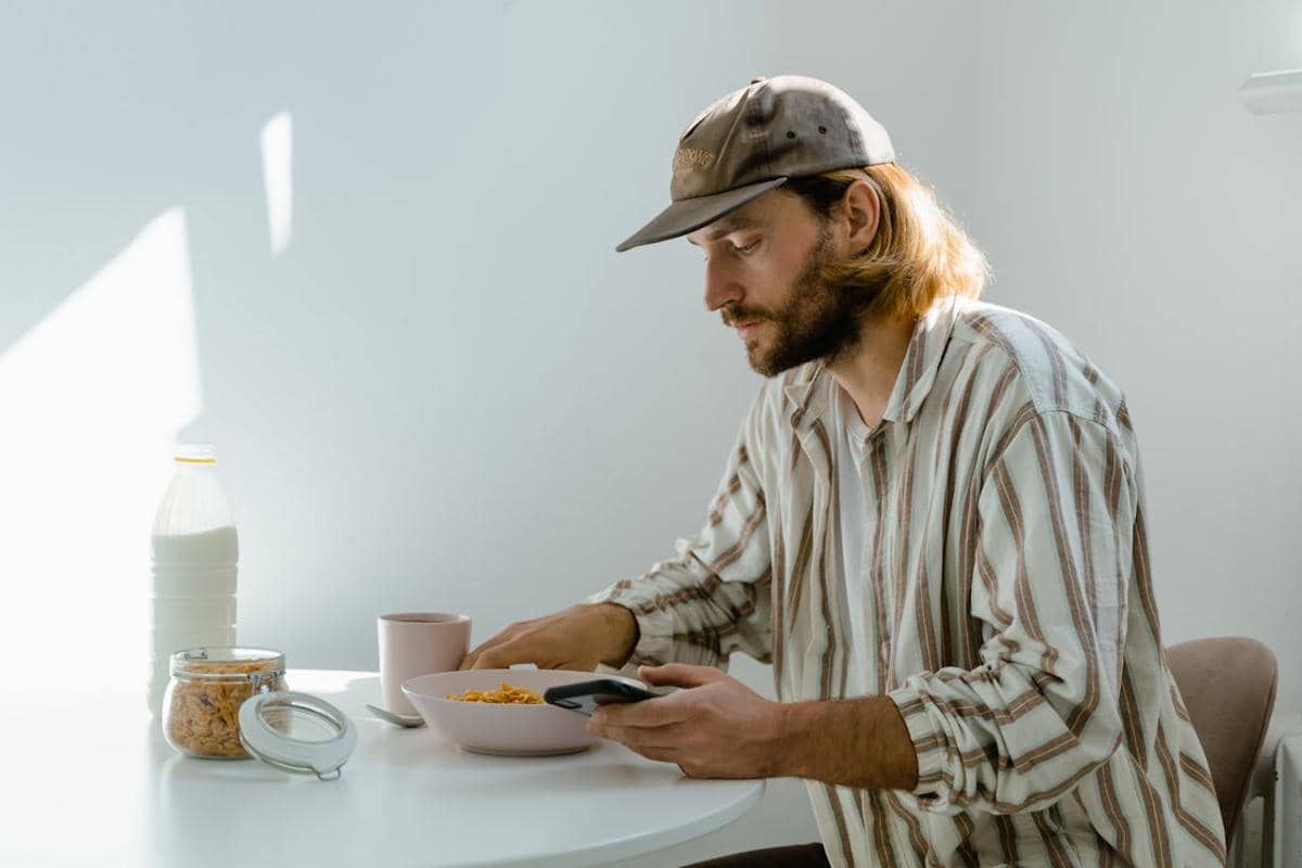 ilustrasi sarapan sambil memantau informasi terkini