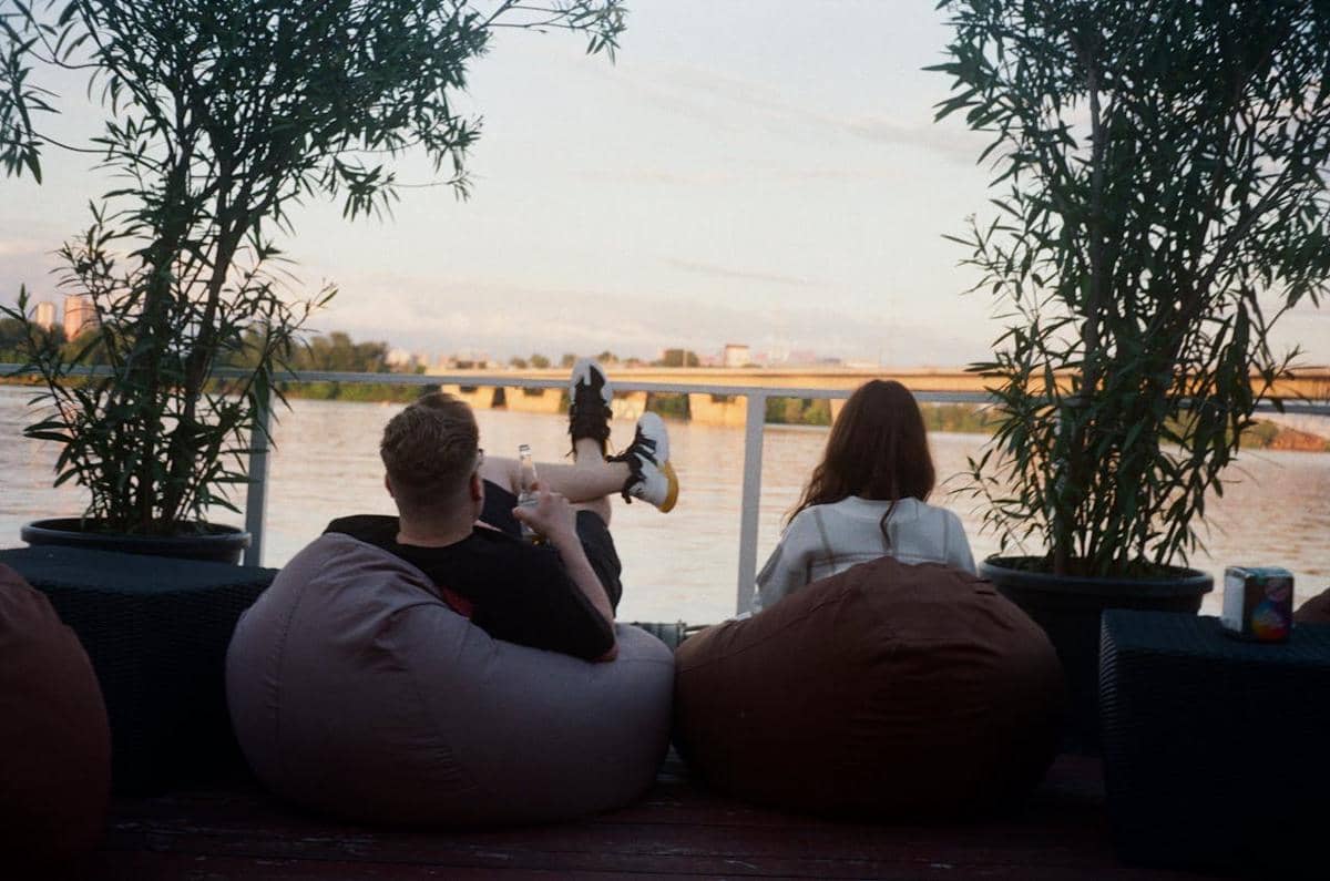 Ilustrasi nongkrong di kafe pinggir sungai