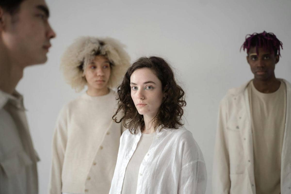 sekelompok orang yang menatap ke depan