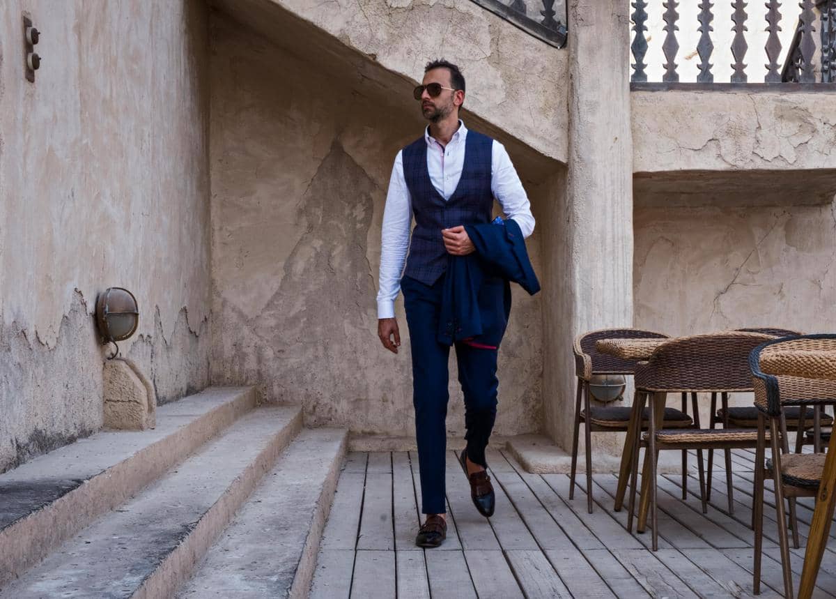 ilustrasi warna celana pria yang cocok dimiliki 