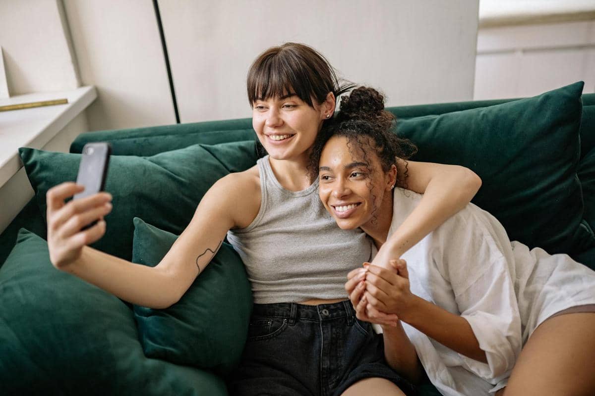 sahabat yang berfoto selfie bersama