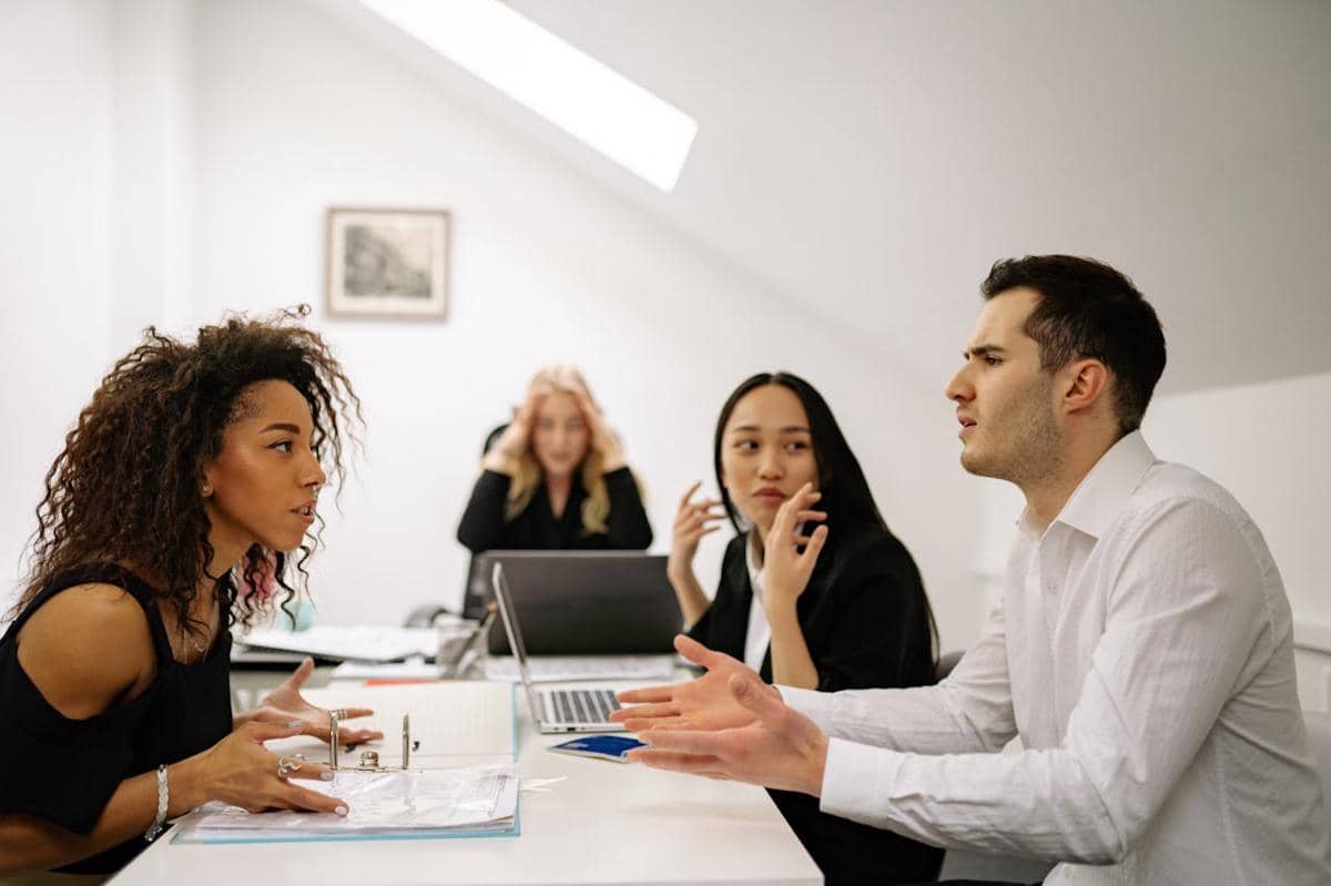 5 Kebiasaan yang Membuat Komunikasi di Kantor Jadi Tidak Efektif