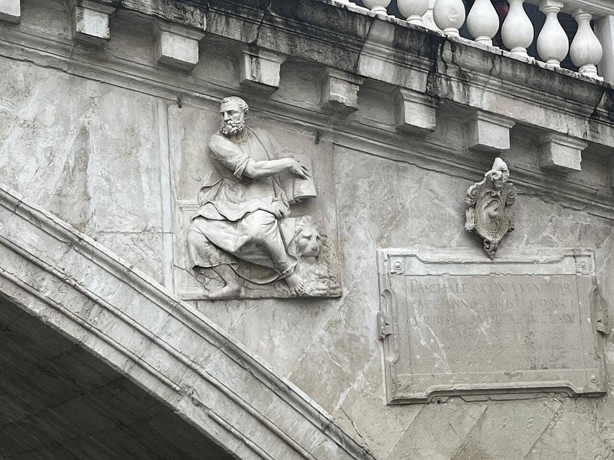 Pahatan relief Santo Markus di Jembatan Rialto di Venesia. 
