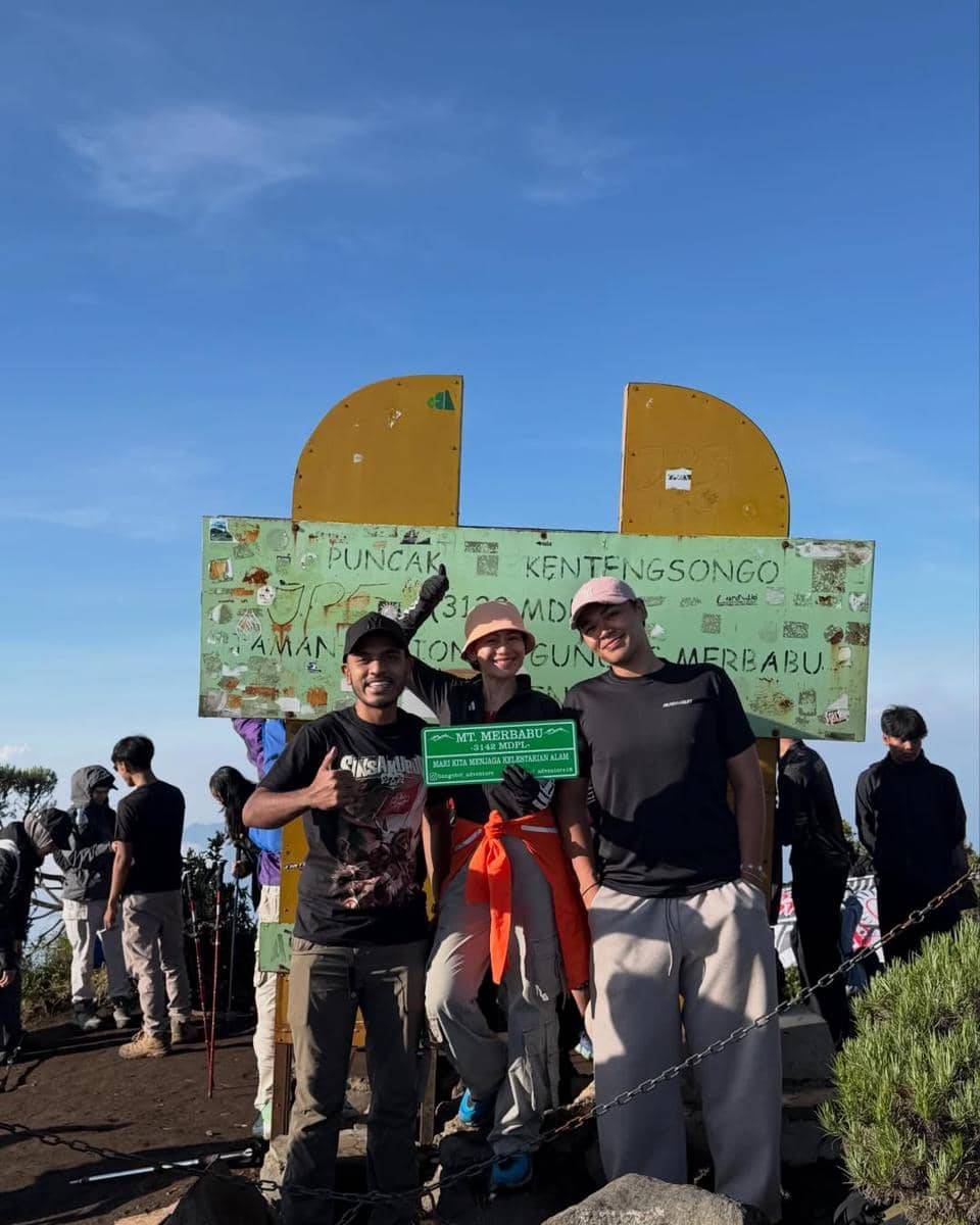 Farida Nurhan mendaki Gunung Merbabu 