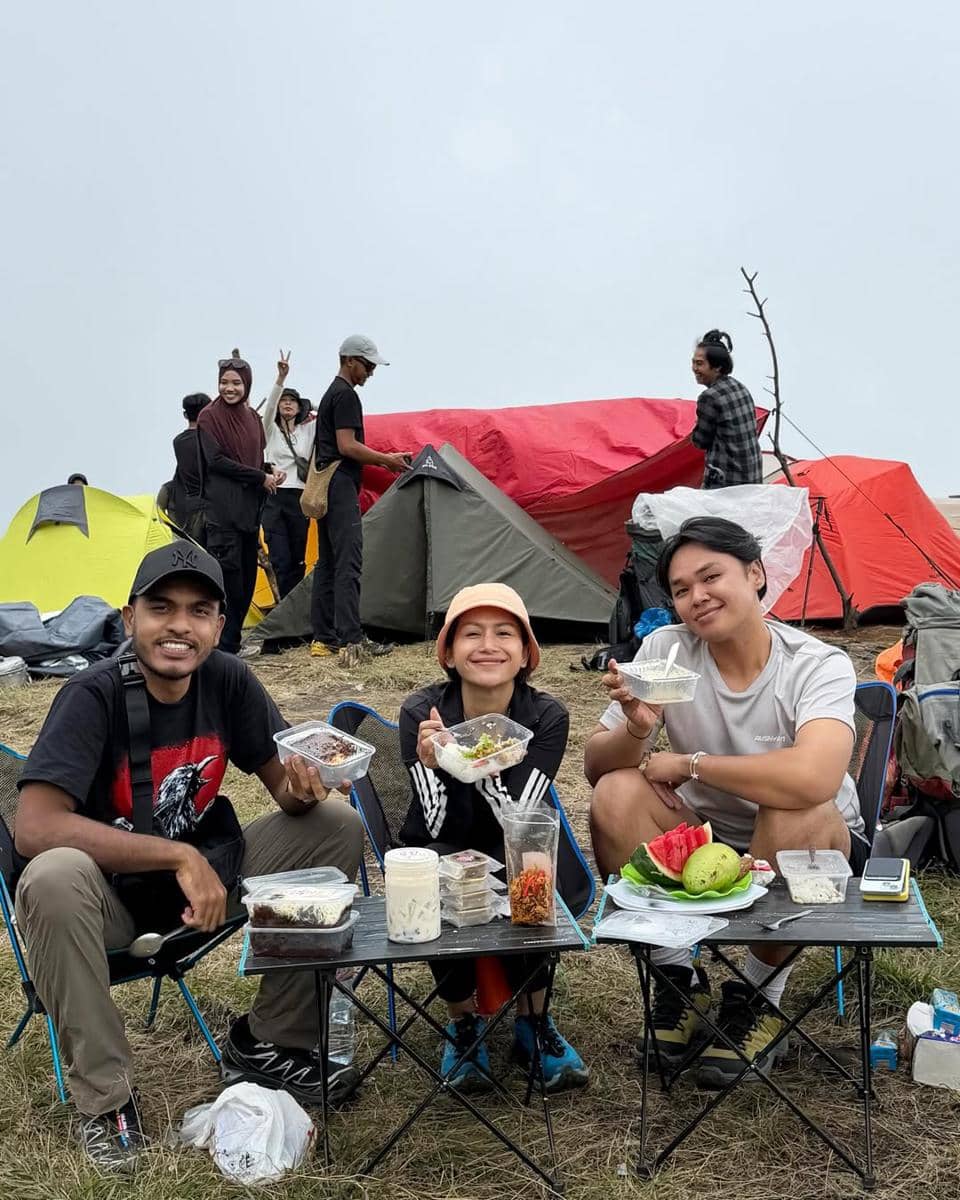 Farida Nurhan mendaki Gunung Merbabu 