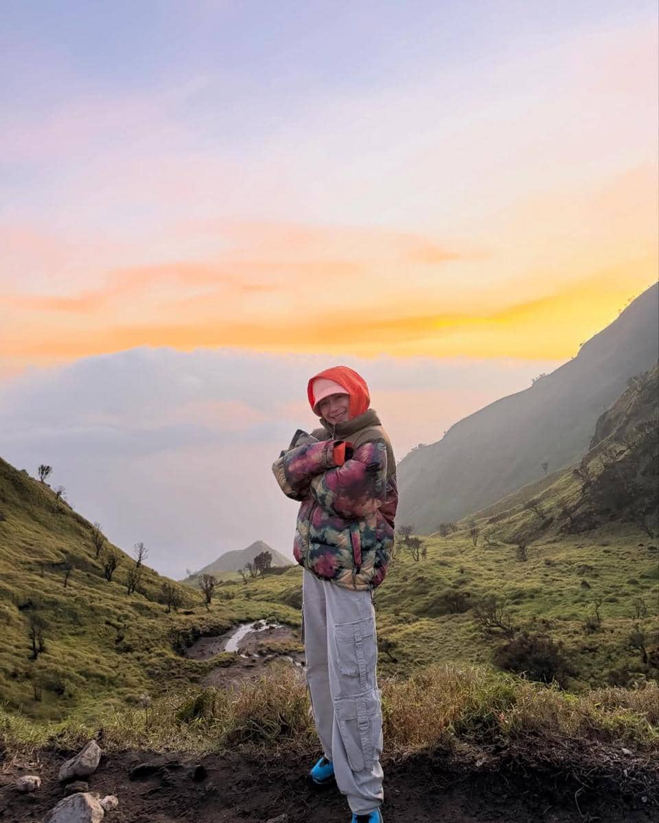 Farida Nurhan mendaki Gunung Merbabu 