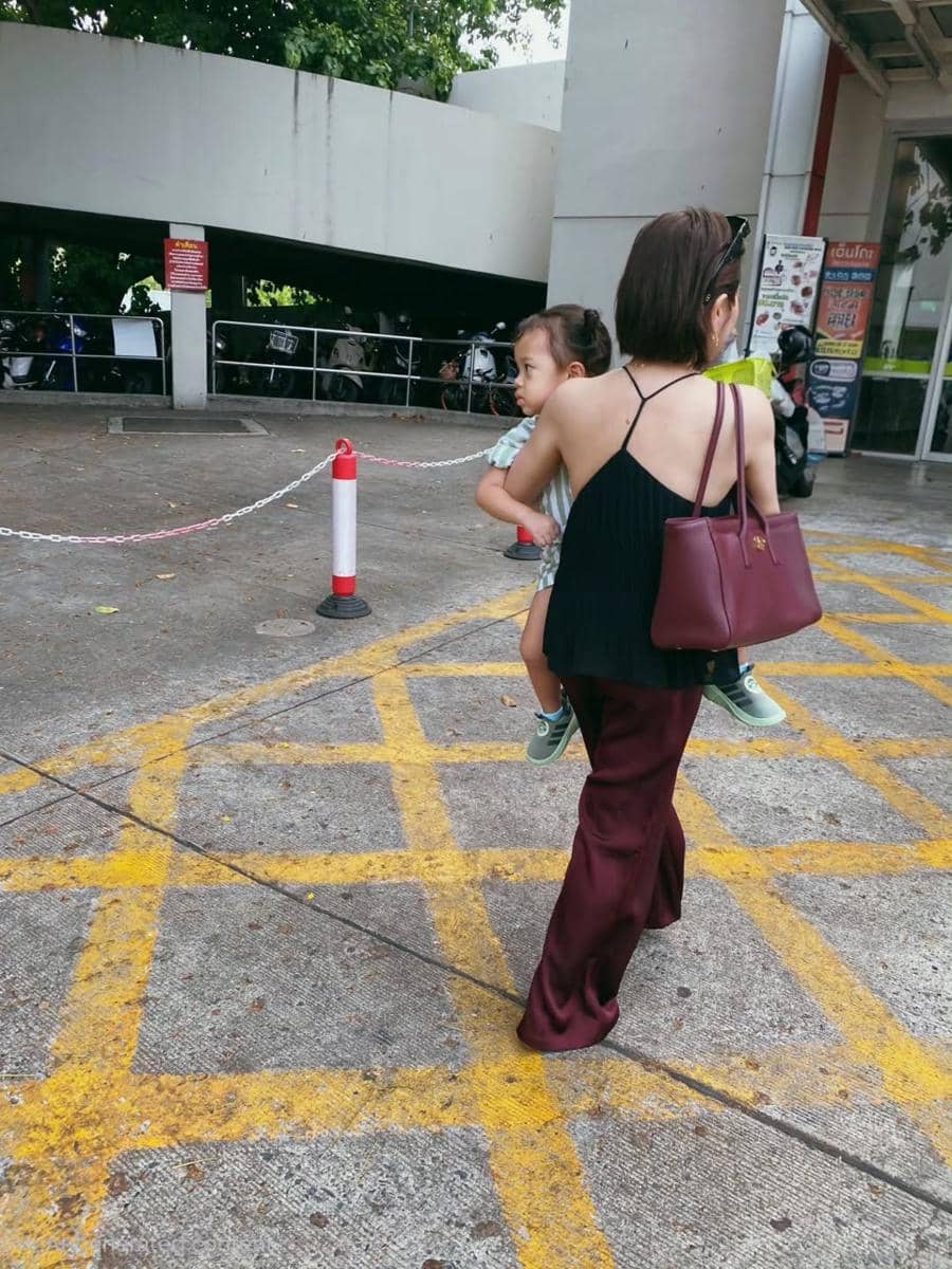 Prilly Latuconsina jalan-jalan di Chinatown Bangkok