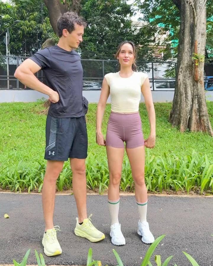 Cinta Laura dan Arya Vasco lari pagi berdua