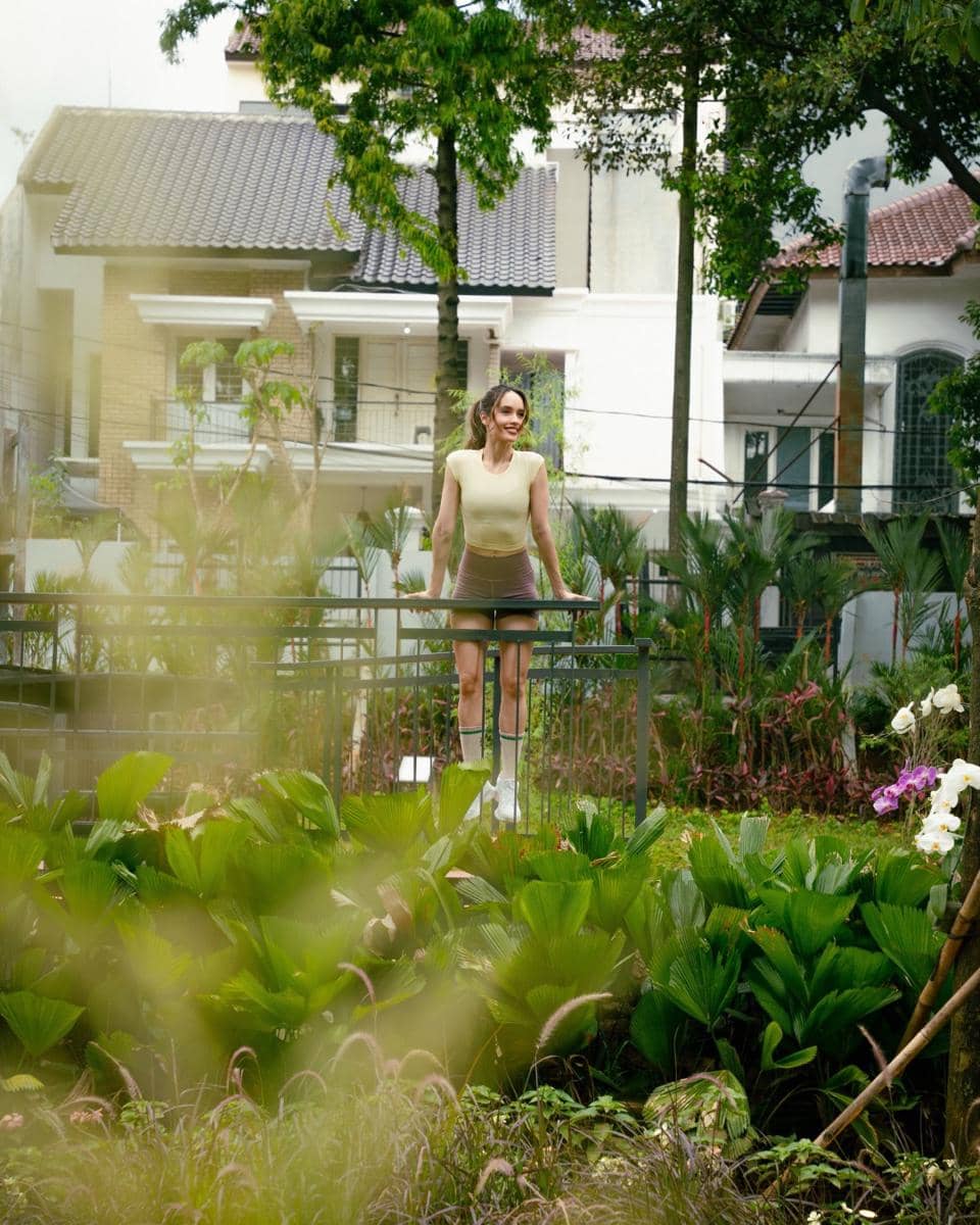 Cinta Laura dan Arya Vasco lari pagi berdua