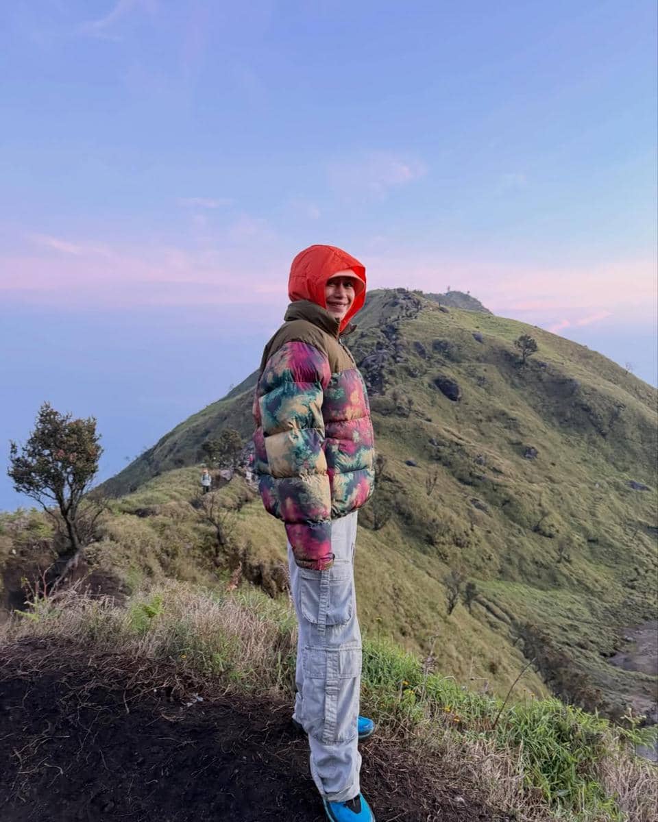 Farida Nurhan mendaki Gunung Merbabu 