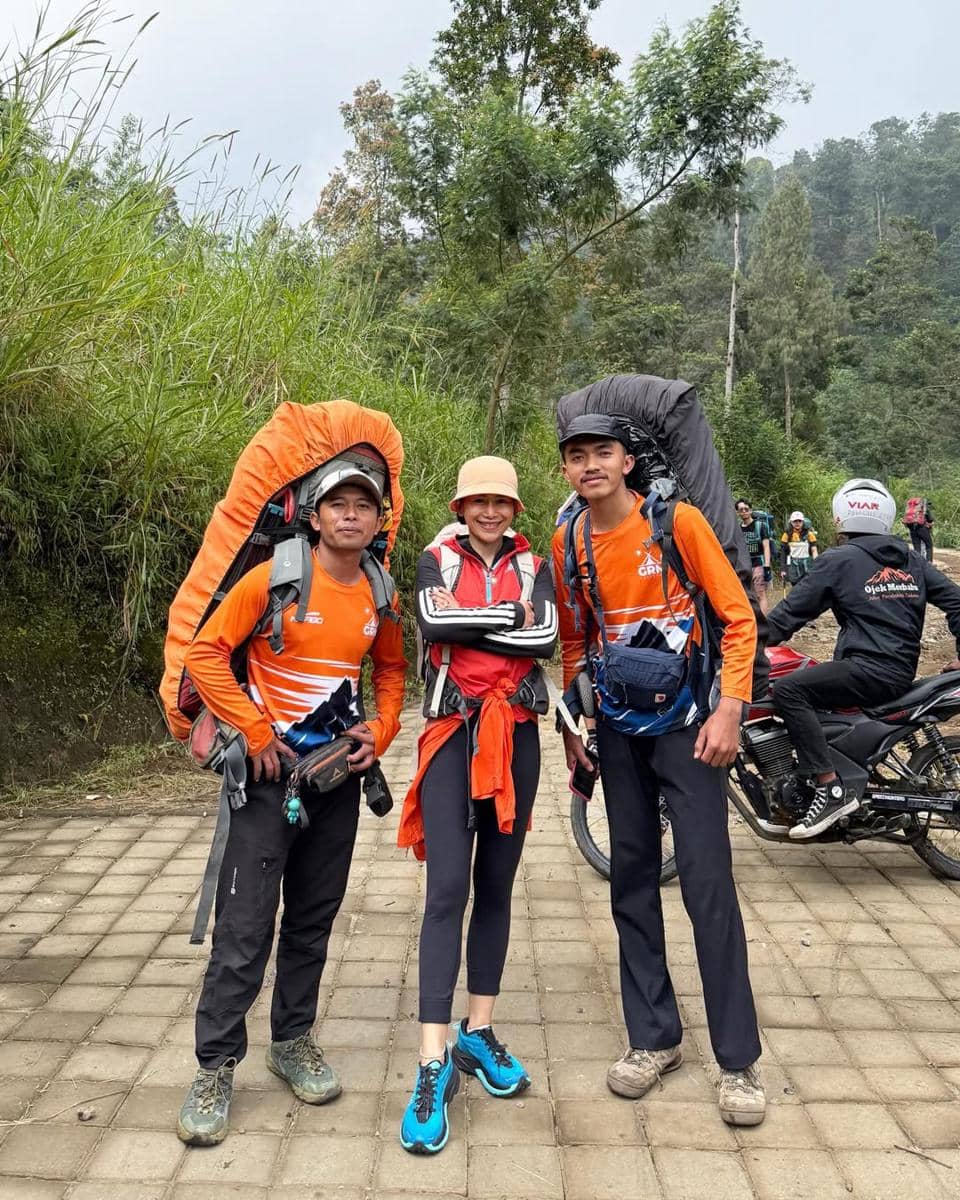 Farida Nurhan mendaki Gunung Merbabu 