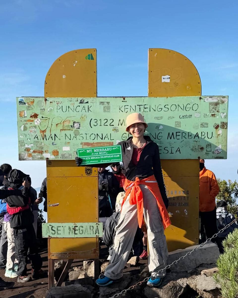 Farida Nurhan mendaki Gunung Merbabu 