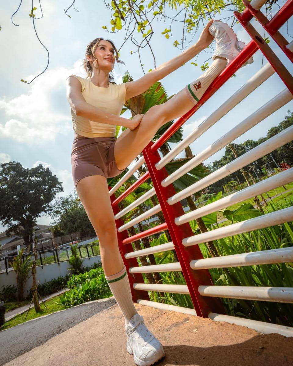 Cinta Laura dan Arya Vasco lari pagi berdua