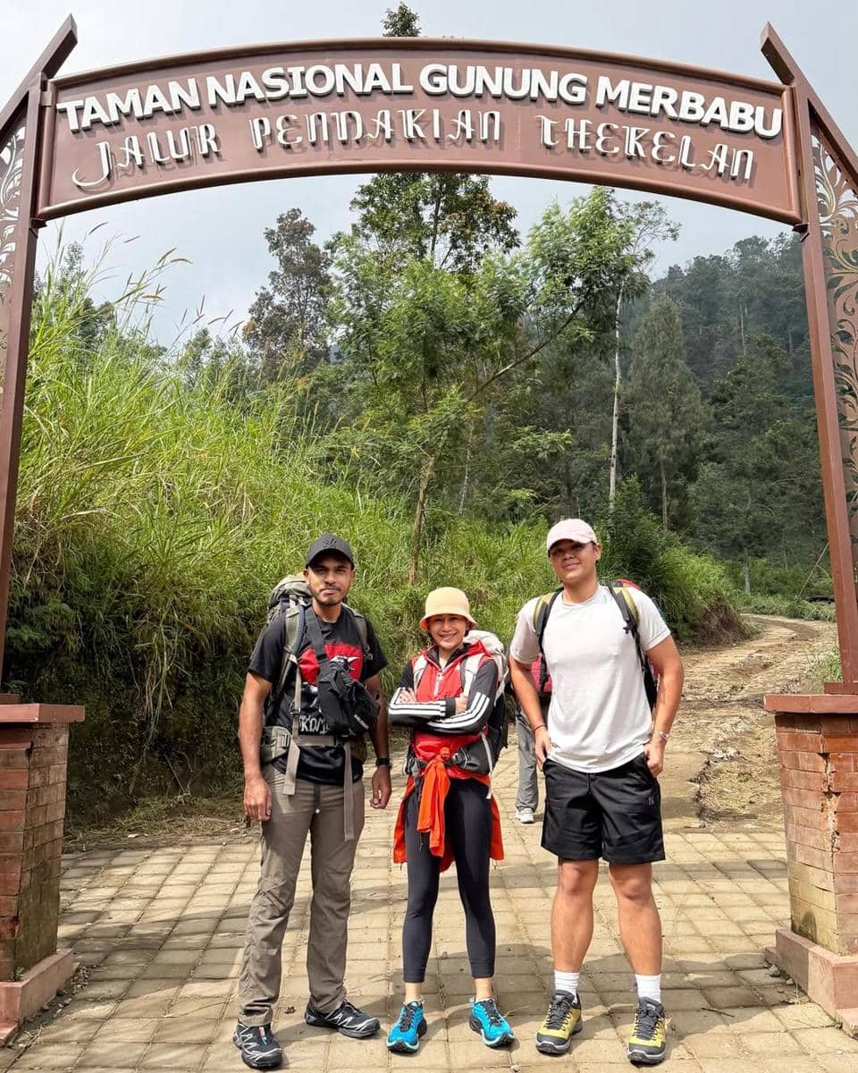 Farida Nurhan mendaki Gunung Merbabu 