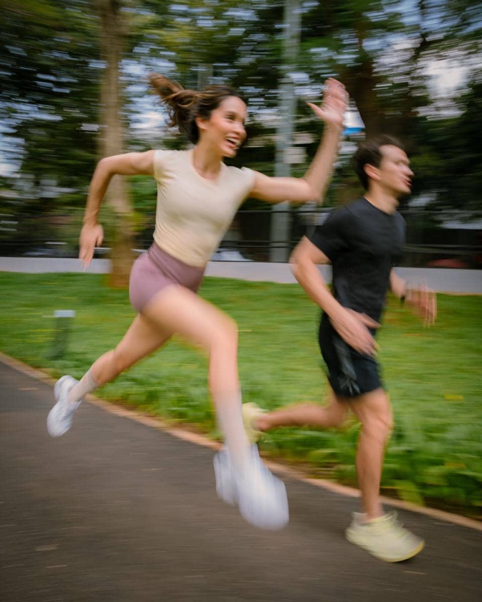 Cinta Laura dan Arya Vasco lari pagi berdua