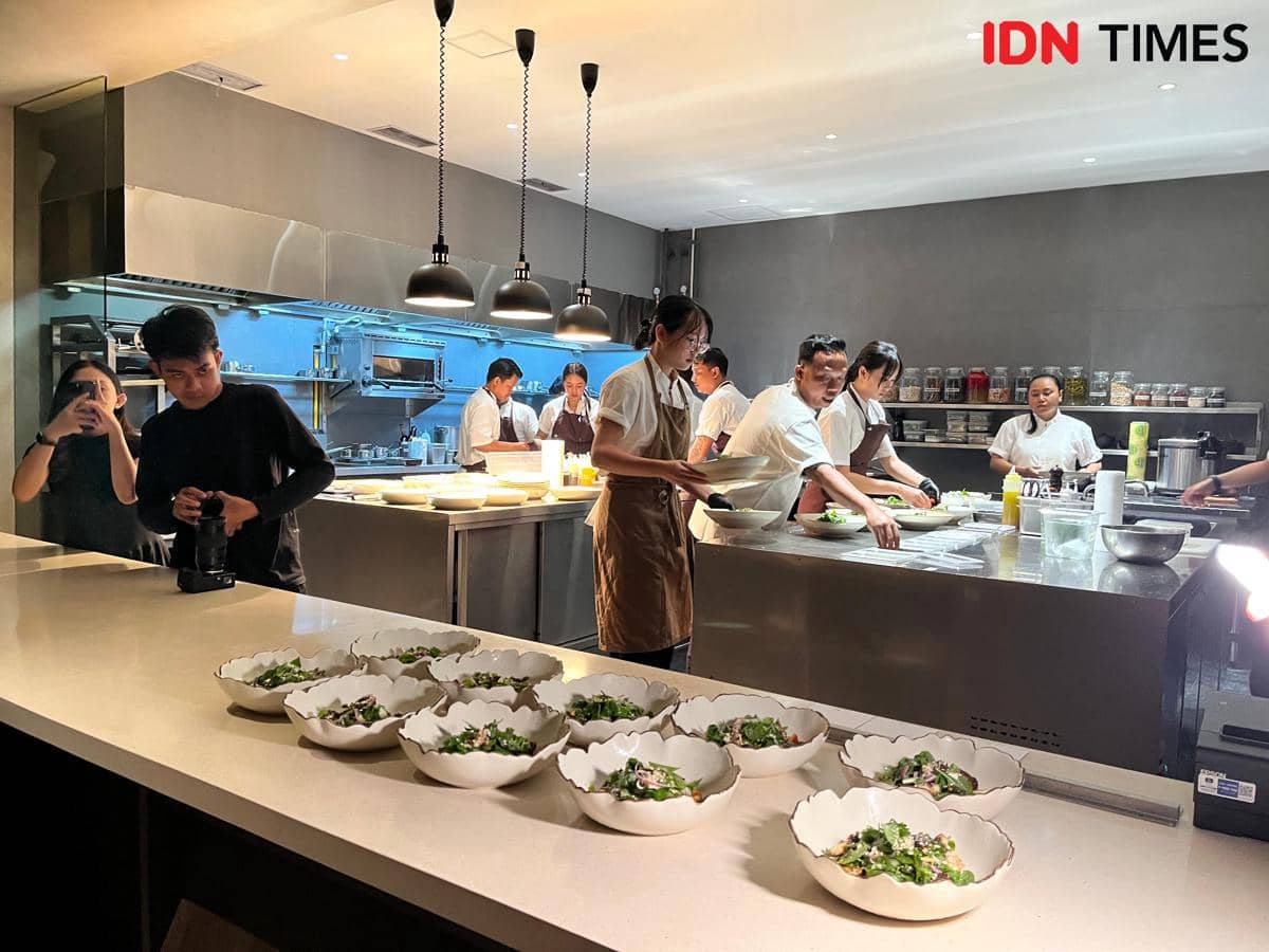 Potret suasana open kitchen Senses Surabaya  