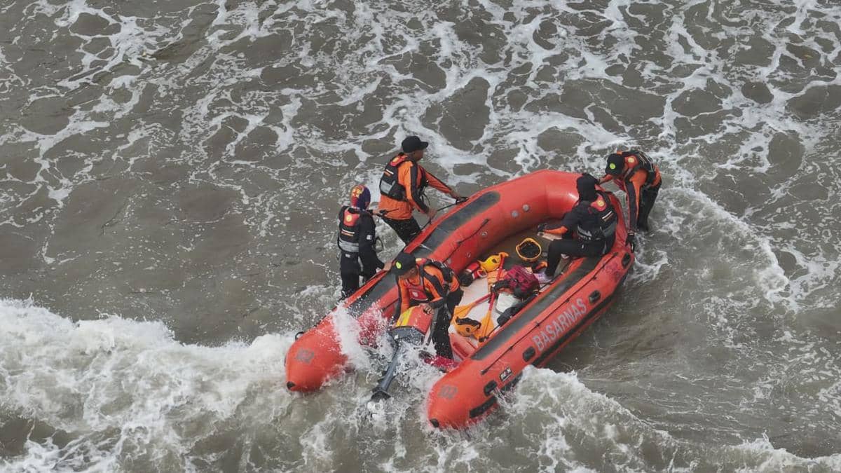 Tim Basarnas Padang menggunakan perahu karet untuk mencari korban (Foto: Basarnas Padang)