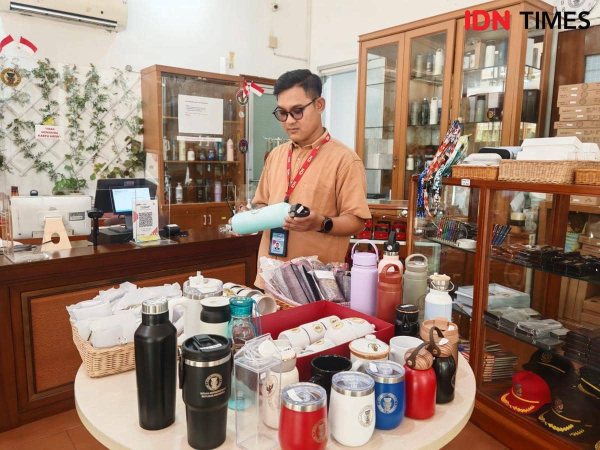 Toko suvenir Istana Kepresidenan Jakarta (IDN Times/Ilman Nafi'an)