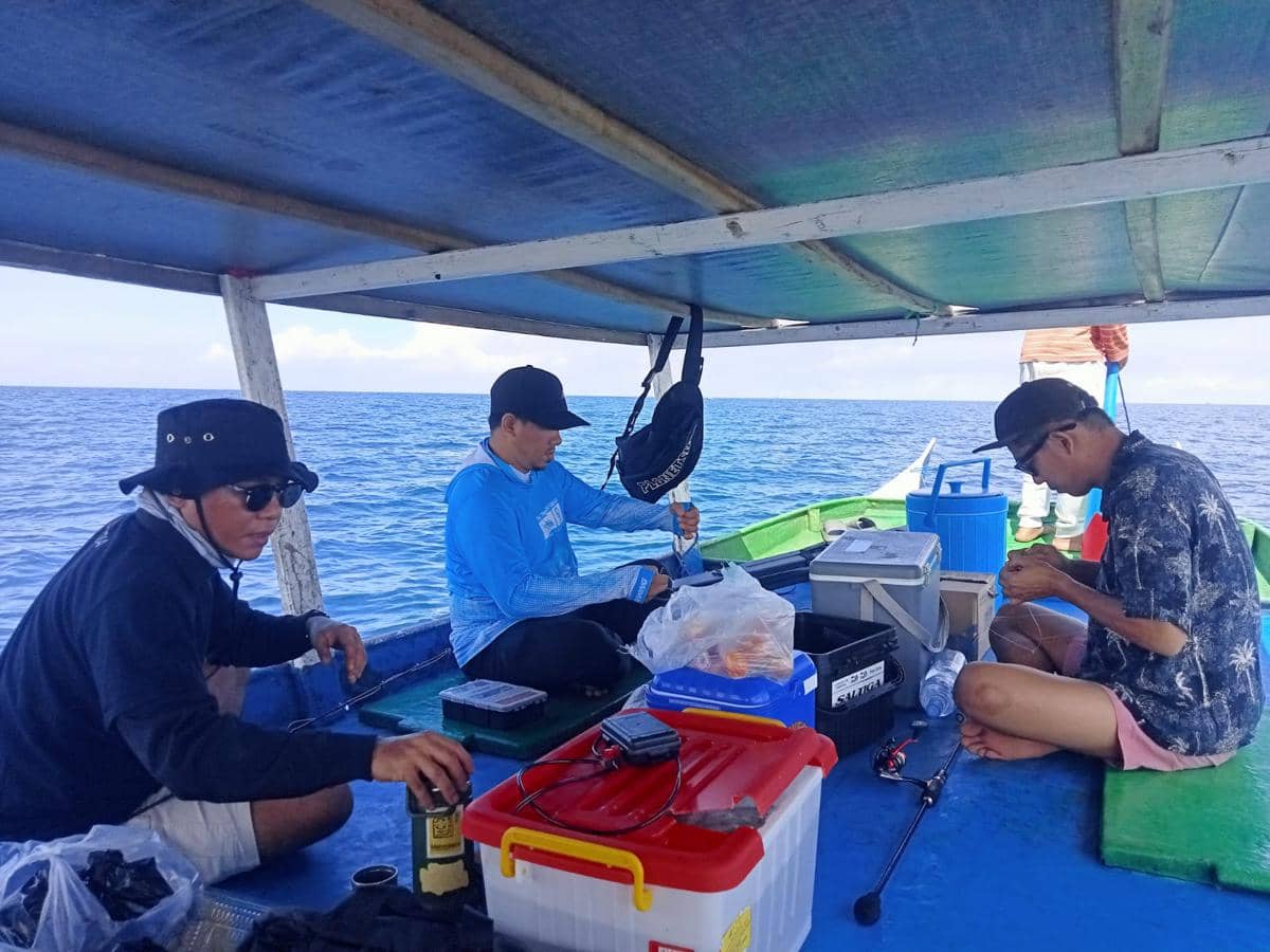 Seharian Memancing di Laut Makassar: Wisata Bahari yang Jarang Dilirik