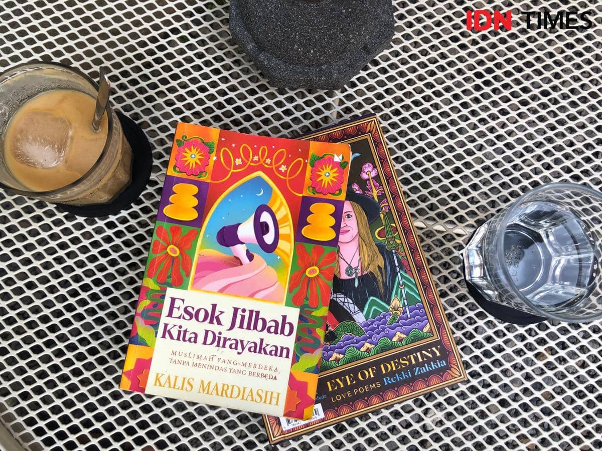 Buku dan kopi di Melek Huruf. 
