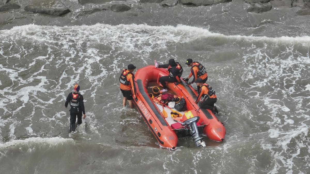 Tim Basarnas Padang menggunakan perahu karet untuk mencari korban (Foto: Basarnas Padang)