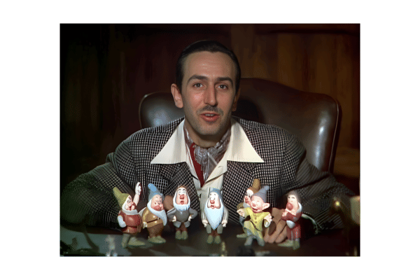 Walt Disney memperkenalkan masing-masing dari Tujuh Kurcaci dalam sebuah adegan dari trailer teatrikal Snow White tahun 1937. ( Screenshot from a public domain movie's trailer., Public domain, via Wikimedia Commons)