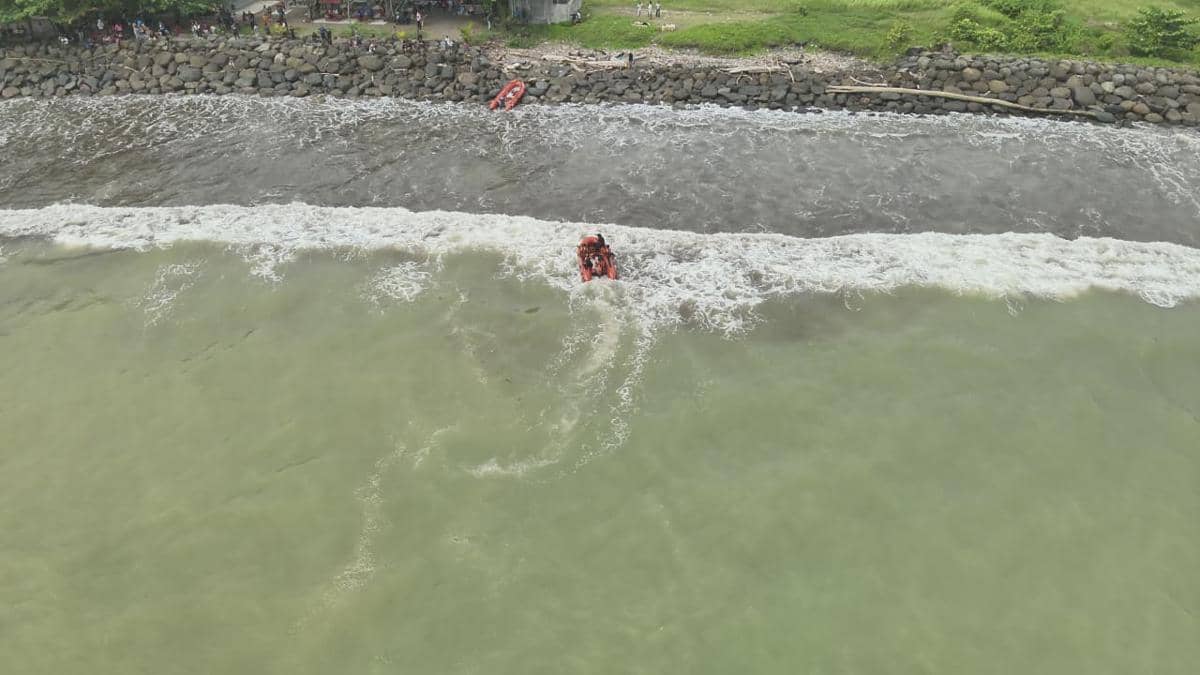 Dua Bocah Hilang Terseret Ombak di Pantai Ulak Karang Padang