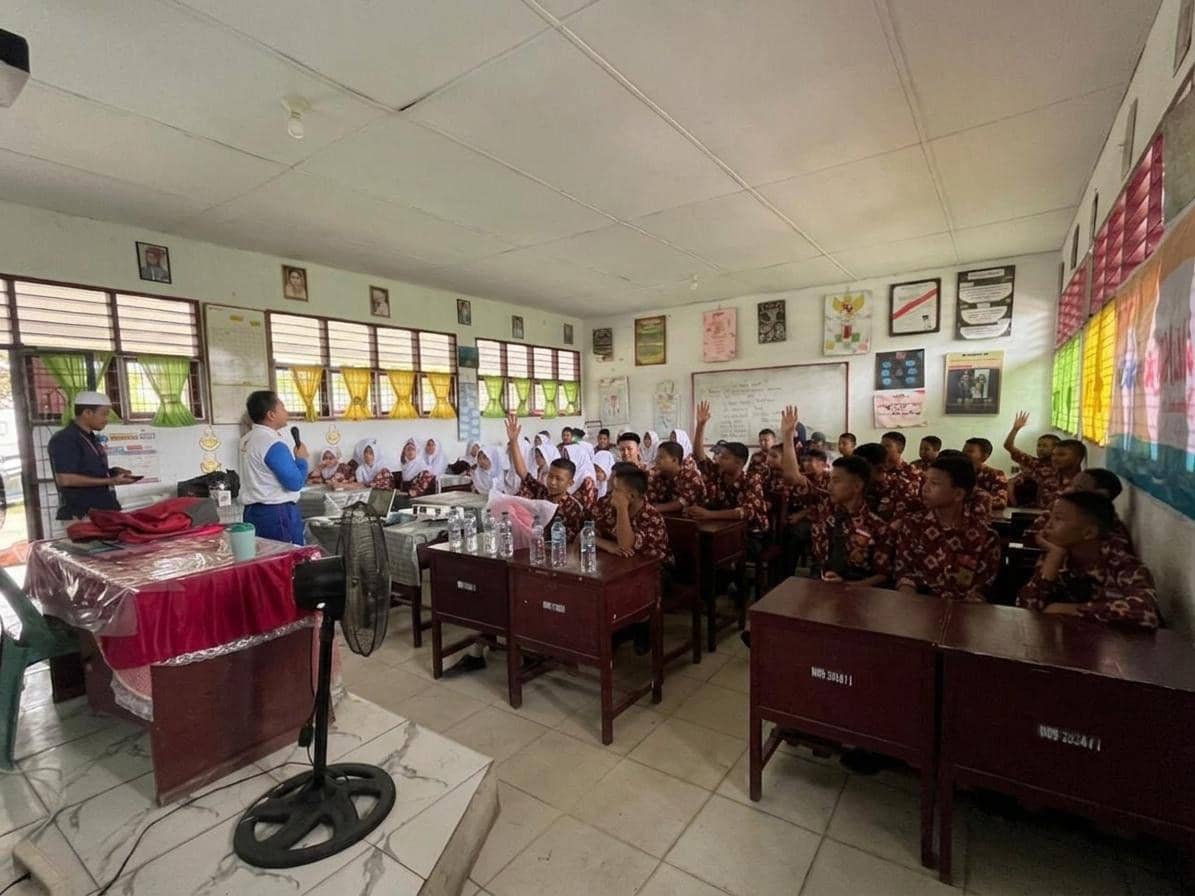 Indako Beri Edukasi Safety Riding untuk Pelajar SMPN 3 Pulau Rakyat