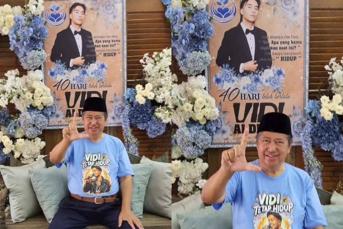 Ayah Vidi Aldiano berpose untuk foto di depan photobooth pada acara 40 harian sang putra yang digelar keluarga.