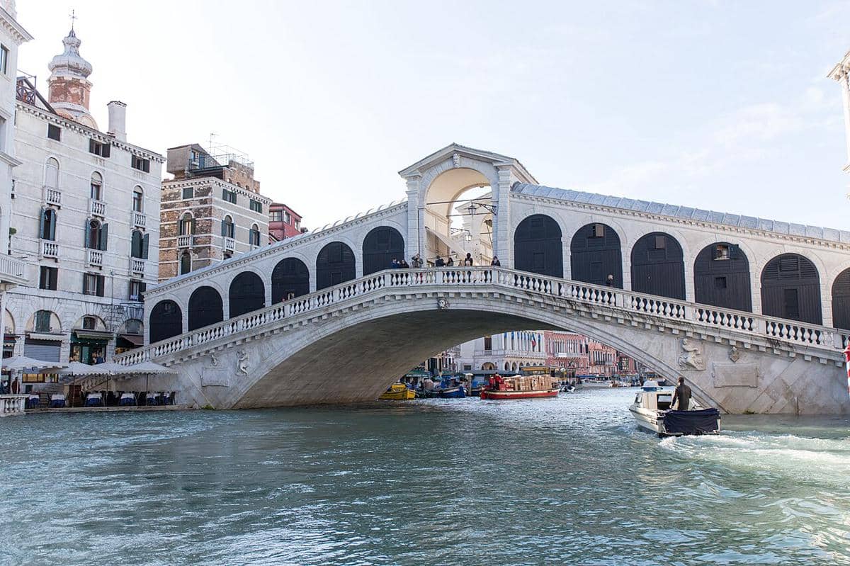 Jembatan Rialto yang membentang di atas Grand Canal di Venesia, Italia. 