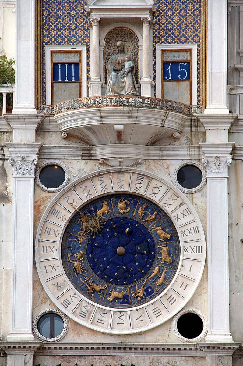 Torre dell'Orologio, atau Menara Jam Santo Markus, yang terletak di Piazza San Marco di Venesia, Italia. 