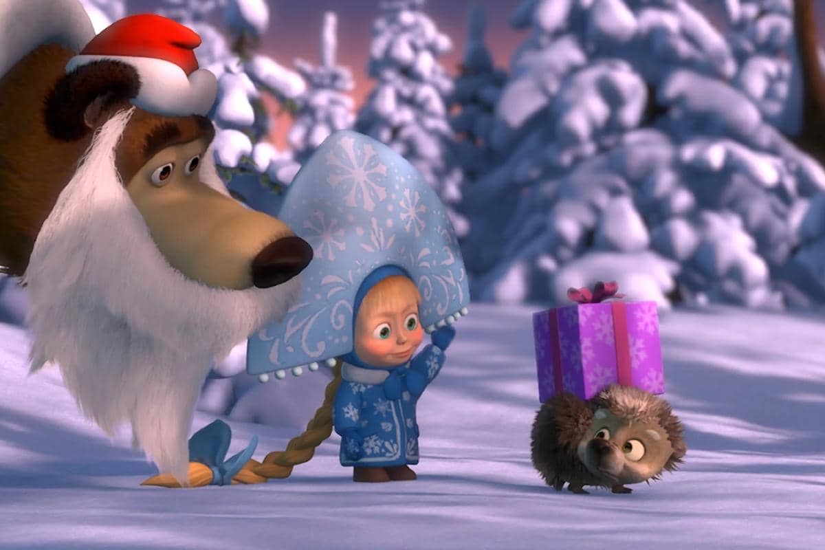 Masha yang awalnya ingin meng-keep hadiah Natal dari Sinterklas untuk dirinya sendiri, akhirnya bersedia membagikannya kepada semua penghuni hutan