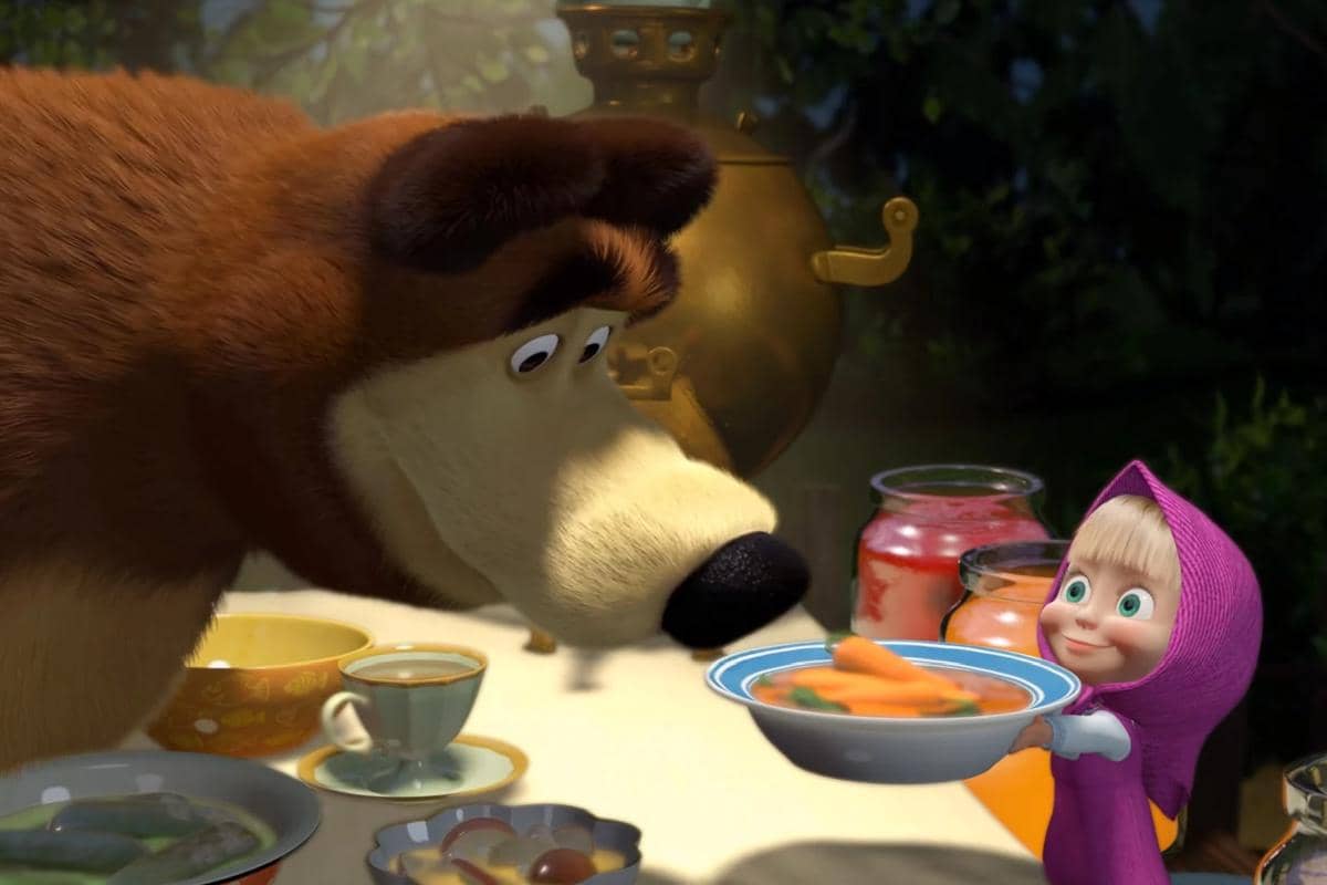 Masha menghidangkan semua selai buatannya pada Bear