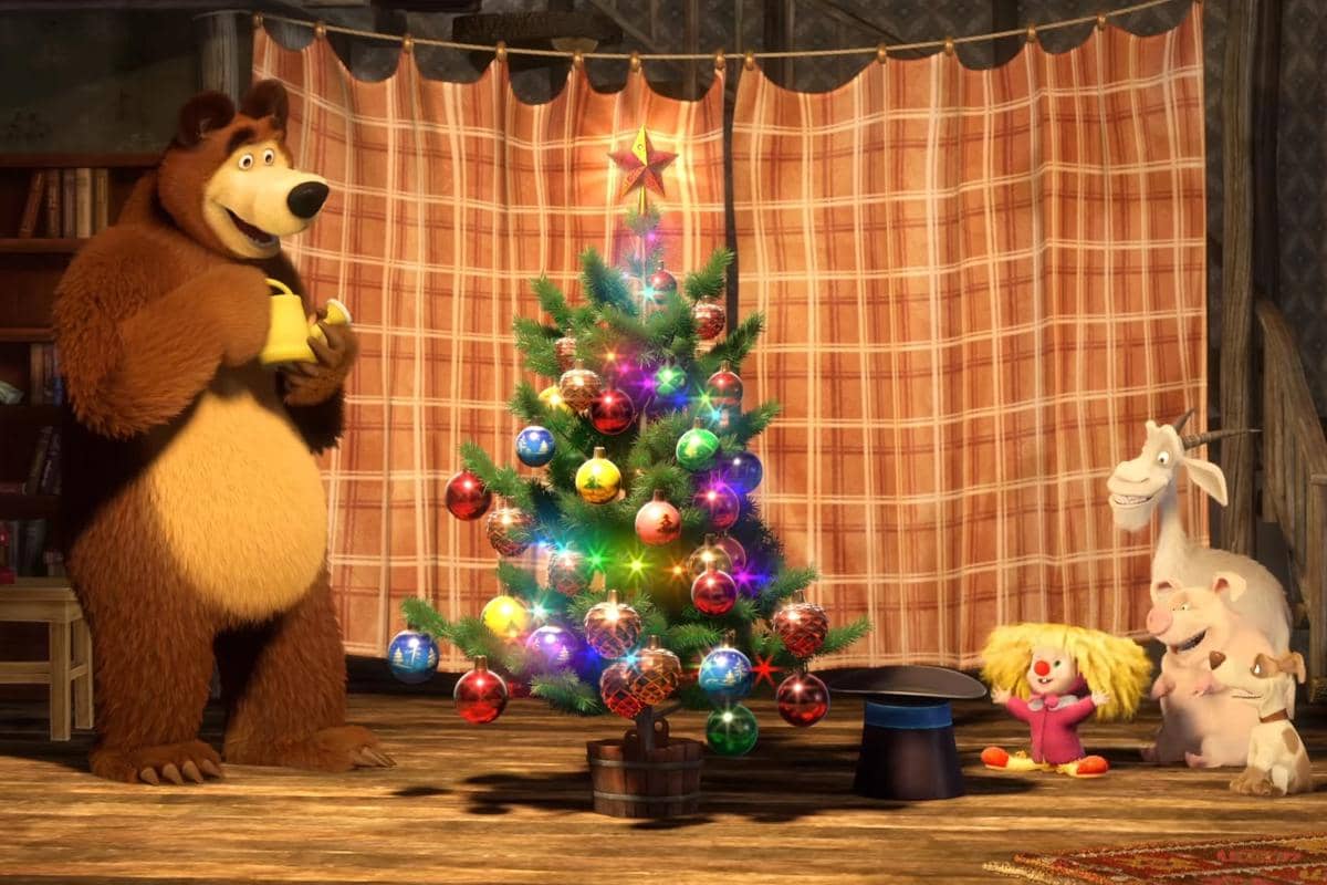Masha menjadi sosok peri kecil penyelamat bagi Bear yang sempat merasa sedih saat hari Natal