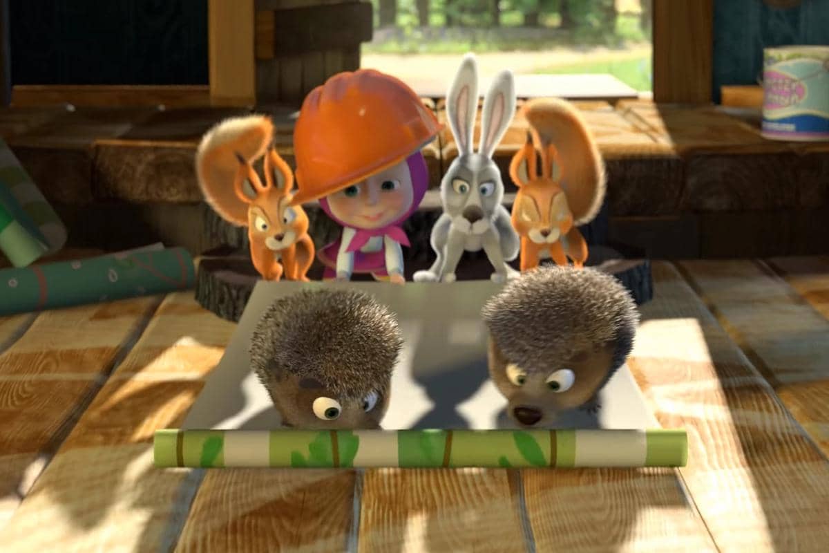 Masha memasang wallpaper dinding dengan bantuan para teman hewannya