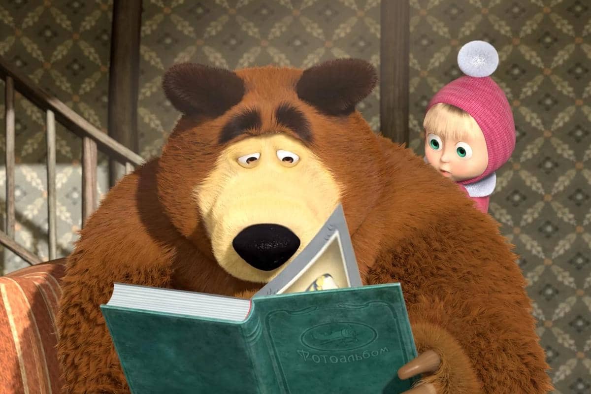 Masha mencoba menolong Bear yang murung karena tak dipedulikan oleh penguin kecil yang dulu pernah dirawatnya