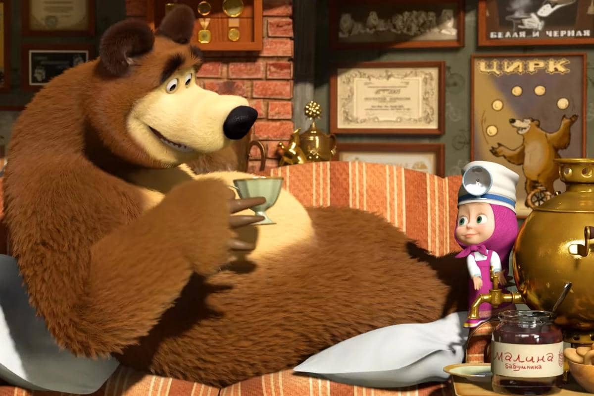 Masha merawat Bear dengan telaten meski sang beruang aslinya cuma berpura-pura sakit