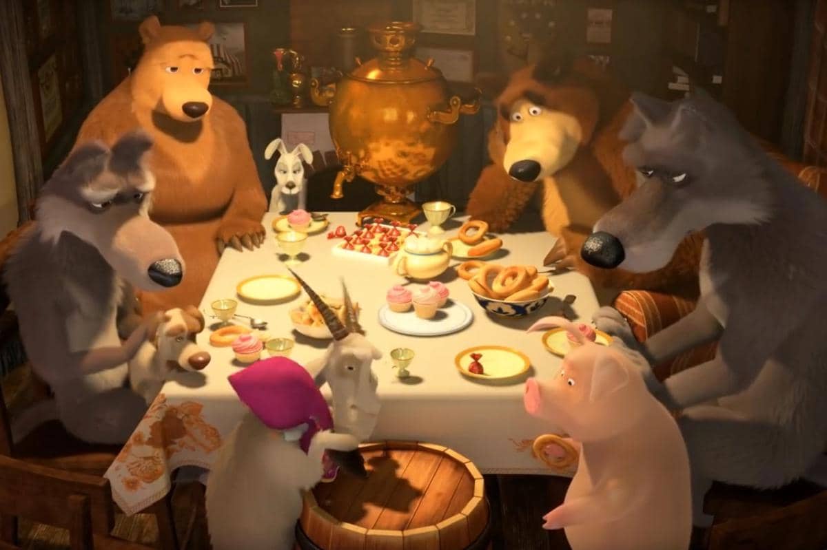 Masha mendadak berubah jadi bocah baik dan menyenangkan sebelum akhirnya ia berpamitan dengan semua penghuni hutan karena akan pindah ke kota