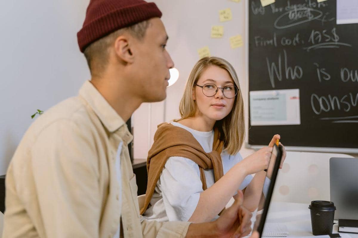 11 Tanda Seseorang Diam-Diam Mencintaimu, Perilaku Gak Bisa Ditutupi