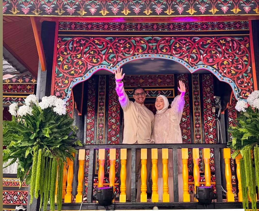 Fitri Tropica hadiri kondangan di Bukittinggi