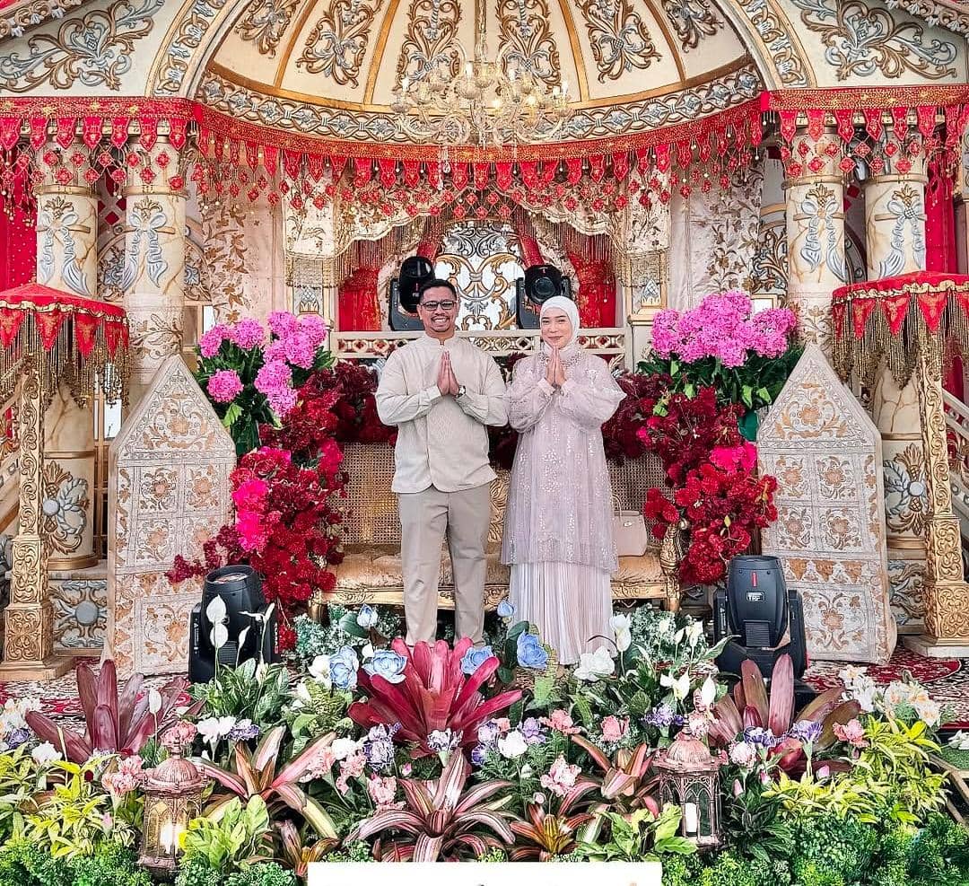 Fitri Tropica hadiri kondangan di Bukittinggi