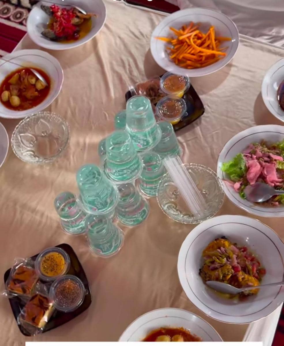 Fitri Tropica hadiri kondangan di Bukittinggi