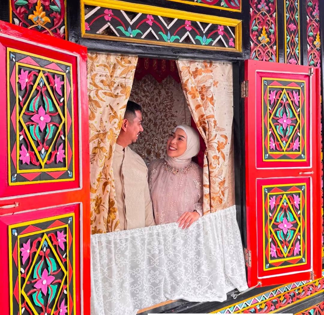 Fitri Tropica hadiri kondangan di Bukittinggi