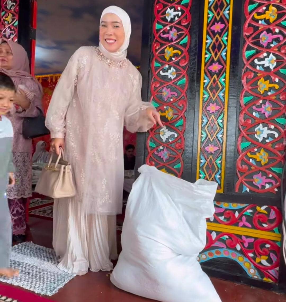 Fitri Tropica hadiri kondangan di Bukittinggi